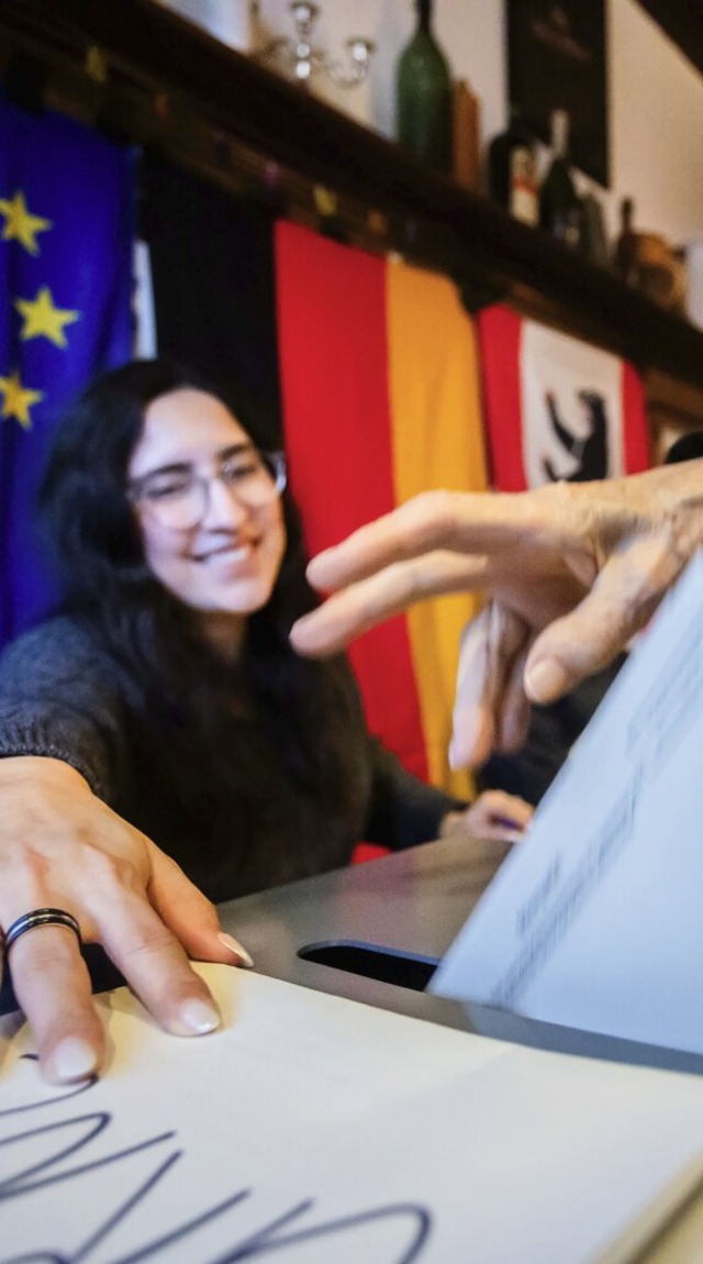 Stimmabgabe am Sonntag in einem Wahllokal in Berlin-Wilmersdorf  | Foto: Christoph Soeder (dpa)