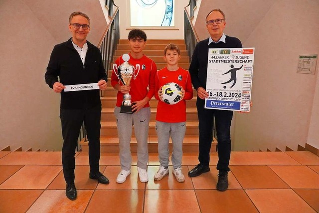 Oberbrgermeister Markus Ibert, die be... im Rathaus die Gruppenauslosung  vor.  | Foto: Stadt Lahr