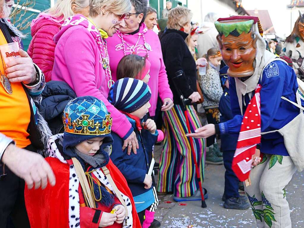 Die Narrenwelt steht beim Umzug in Ewattingen kopf.