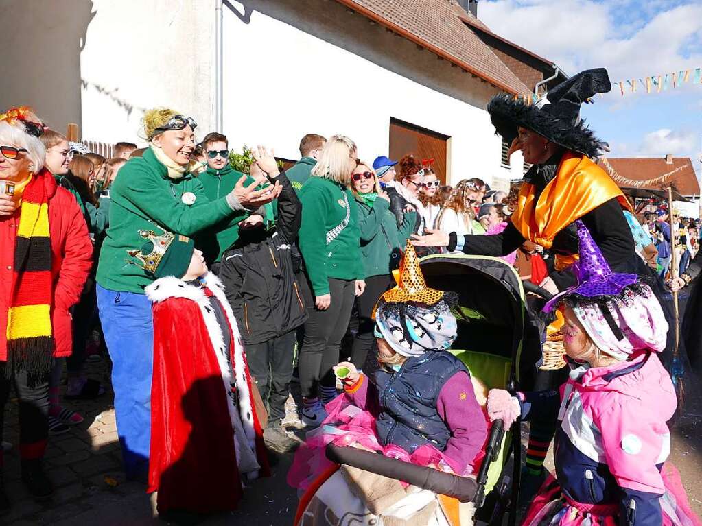 Die Narrenwelt steht beim Umzug in Ewattingen kopf.