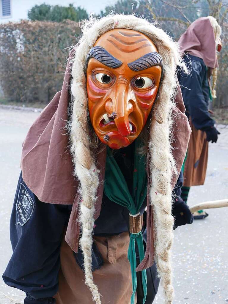 Die Narrenwelt steht beim Umzug in Ewattingen kopf.