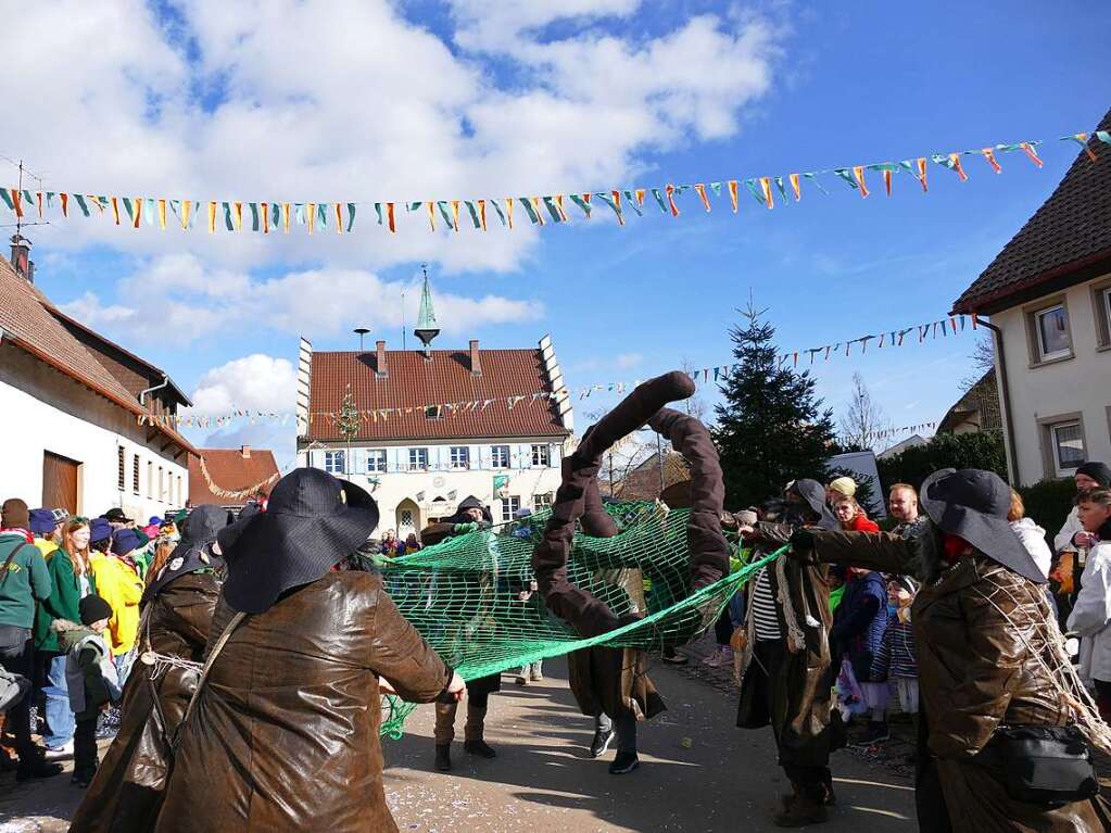 Die Narrenwelt steht beim Umzug in Ewattingen kopf.