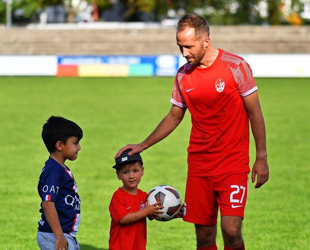 Seine Familie ist immer dabei: Marco P... des Offenburger FV mit Shnchen Theo.  | Foto: Wolfgang Knstle