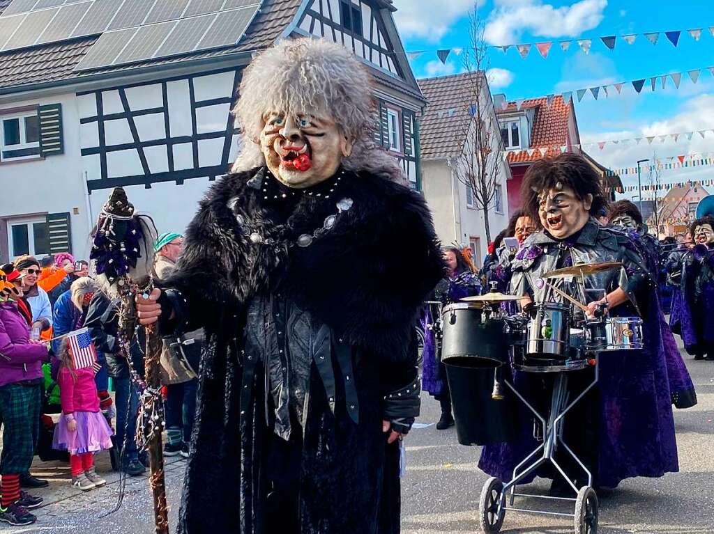 Die Narren sind los! Beim Umzug am Dienstag durch Grafenhausen gab es nicht nur einen strahlend blauen Himmel, sondern auch viele strahlende Gesichter.