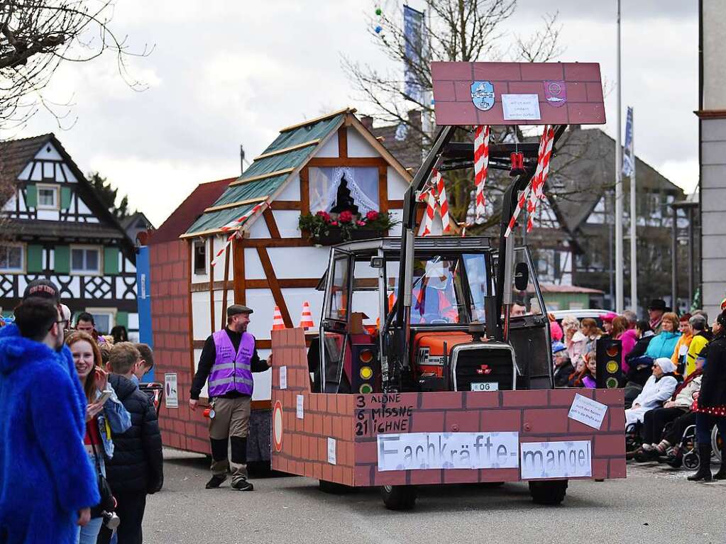 Bunt ist es zugegangen beim Umzug am Dienstag durch Neuried-Altenheim. Die Narren hatten viele bunte und kreative Kostme im Gepck, und trieben jede Menge Schabernack.