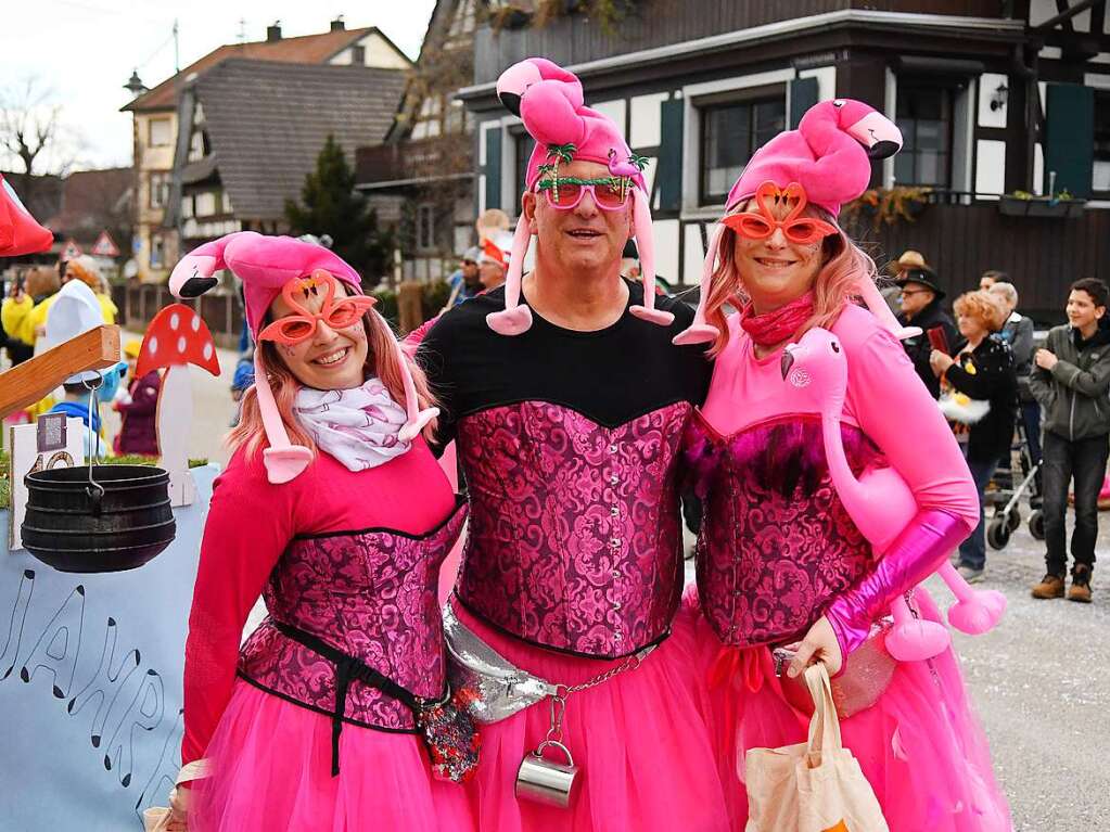 Bunt ist es zugegangen beim Umzug am Dienstag durch Neuried-Altenheim. Die Narren hatten viele bunte und kreative Kostme im Gepck, und trieben jede Menge Schabernack.