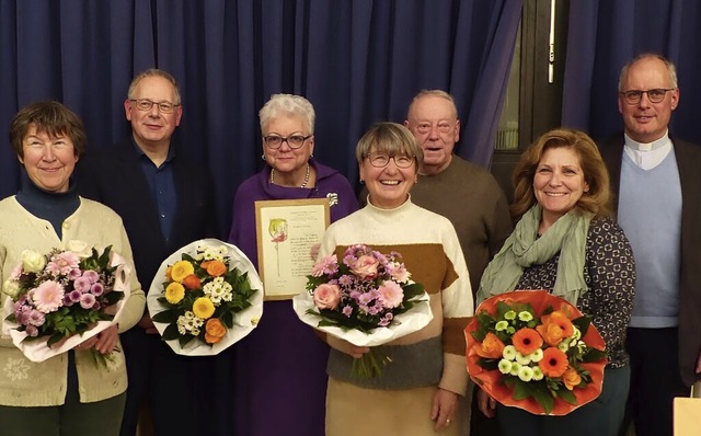 Mitglieder des Chors wurden von Chorle... Dekan Johannes Mette (rechts) geehrt.  | Foto: Chorgemeinschaft