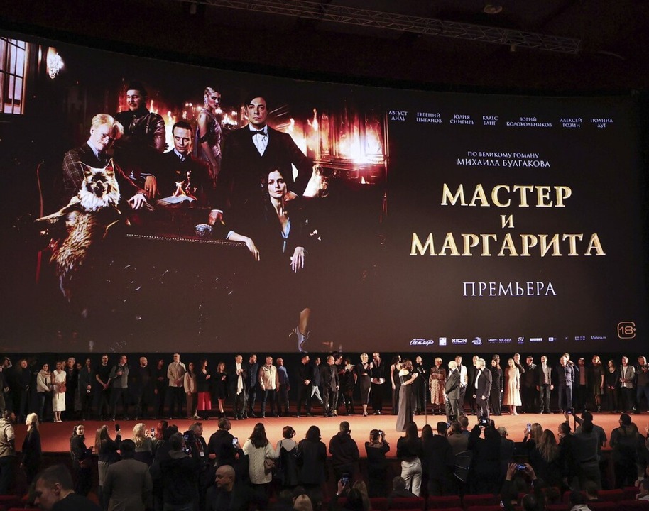Groer Bahnhof bei der Premiere von &#...Meister und Margarita&#8220; in Moskau  | Foto: IMAGO/Petrov Sergey