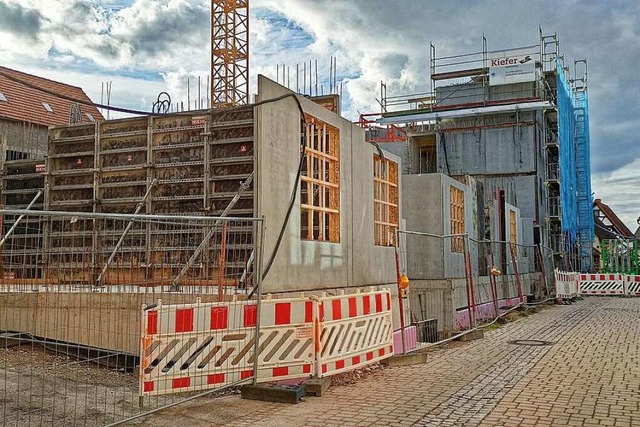 Die Bauarbeiten am Wohnbauprojekt &#82...i SF Bau noch diese Woche weitergehen.  | Foto: Martin Wendel