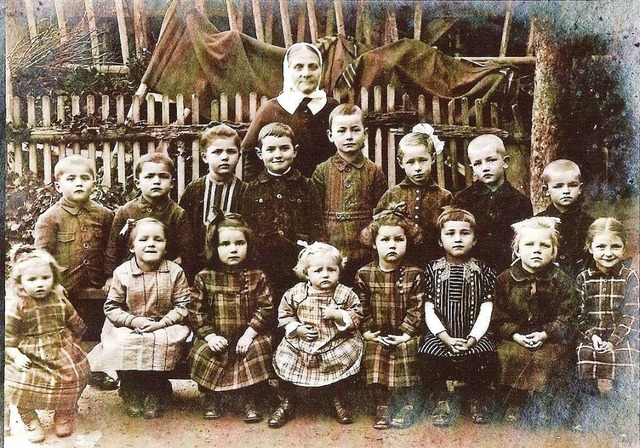 Die Mdchen und Buben der Riedlinger Kinderschule 1928 mit Schwester Lydia  | Foto: privat