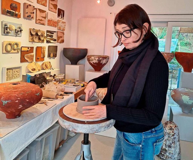 Oft volumins stellen sich die Keramik...und in ihrem Atelier von Hand aufbaut.  | Foto: Christine Speckner