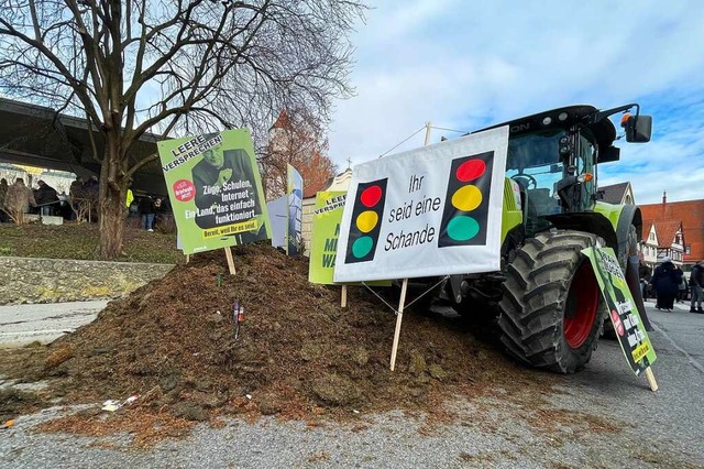 Landwirte protestieren im Vorfeld des ...Grnen vor der Stadthalle in Biberach.  | Foto: David Nau (dpa)