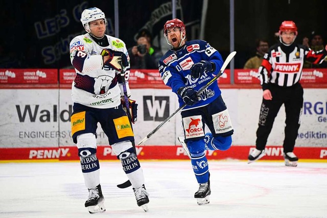 Tylor Spink (rechts) bejubelt seinen Treffer zum 1:0 gegen die Eisbren.  | Foto: IMAGO/Eibner-Pressefoto/Sven Laegler