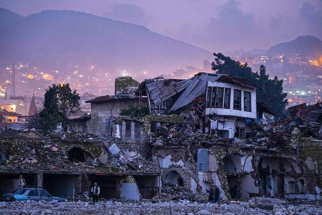 Ein Jahr nach einem schlimmen Erdbeben...es immer noch viele zerstrte Gebude.  | Foto: Boris Roessler (dpa)