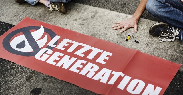 Deutschlandweit protestierte die Letzte Generation mit solchen Aktionen.  | Foto: Swen Pfrtner (dpa)