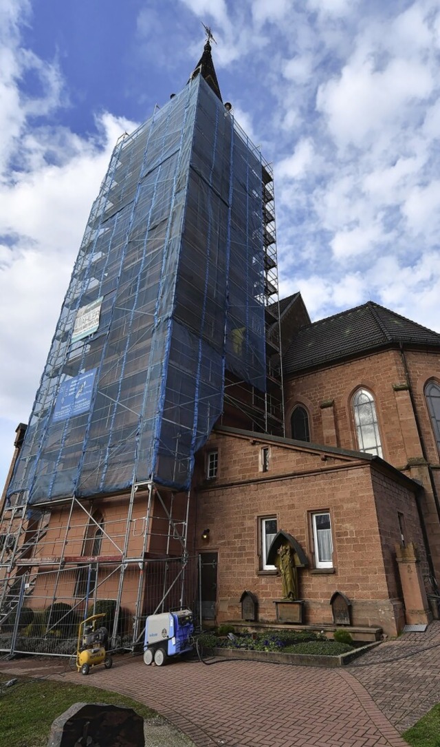 Der Kirchturm von  St. Michael ist eingerstet.   | Foto: Wolfgang Knstle