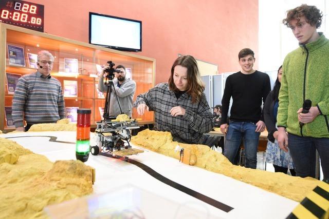 Freiburger Studierende programmieren Roboter fr linientreue Balltransporte