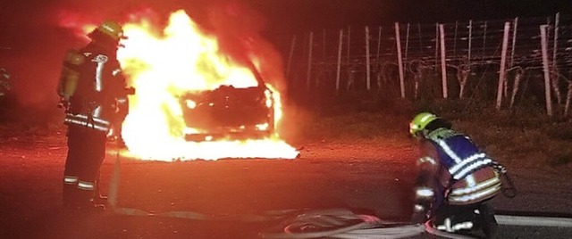 Die Feuerwehr Sasbach im Einsatz: Ein brennendes Auto wird gelscht.  | Foto: Feuerwehr Sasbach