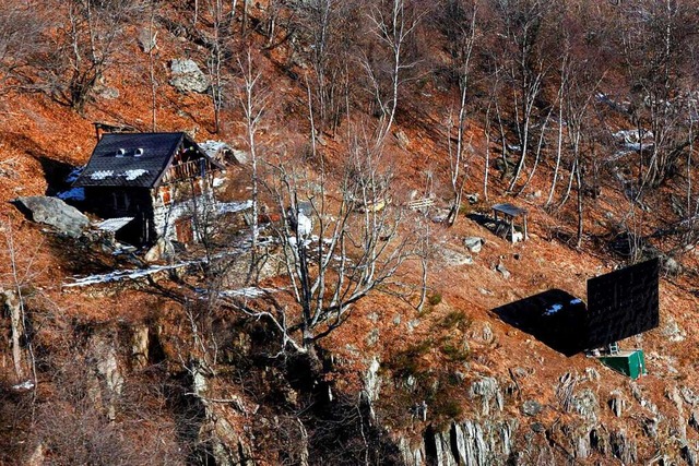 Ende 2006 ist ein groer Spiegel (rech...ahlen ins Dorf Viganella reflektieren.  | Foto: epa ansa Emmevi