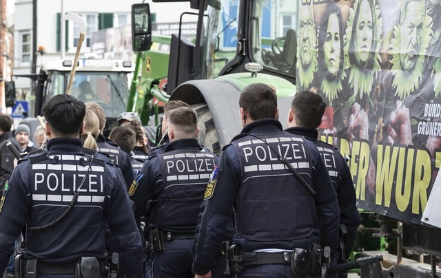 Polizisten bei der Verteidigung des Po...wochs der Grnen gegen Protestierende.  | Foto: Silas Stein (dpa)