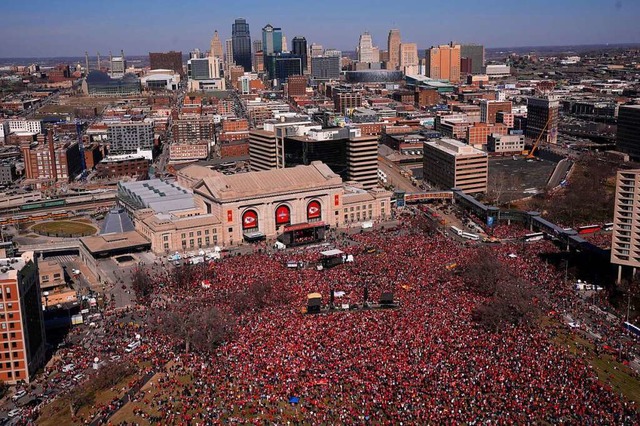 Die Kansas City Chiefs feiern den Gewi...it einer groen Parade in Kansas City.  | Foto: Charlie Riedel (dpa)