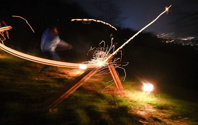 Beim Scheibenschlagen fliegen brennende  Holzscheiben ins Tal.  | Foto: Rita Eggstein