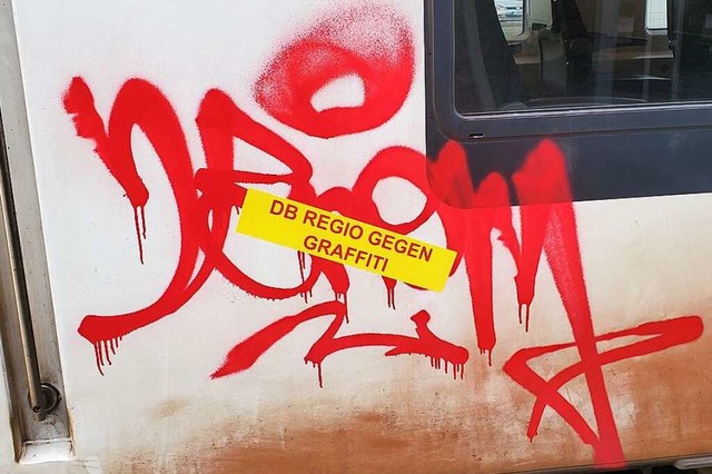 Bevor Graffitis auf den Waggons der Br...entfernt werden, werden sie berklebt.  | Foto: Stefan Mertlik