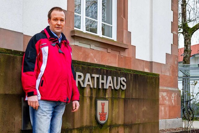 Patrik Schwanz vor dem Maulburger Rath... er gerne als Brgermeister einziehen.  | Foto: Alexandra Gnzschel