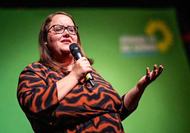 Ricarda Lang hlt in Schorndorf eine Rede.  | Foto: Christoph Schmidt (dpa)