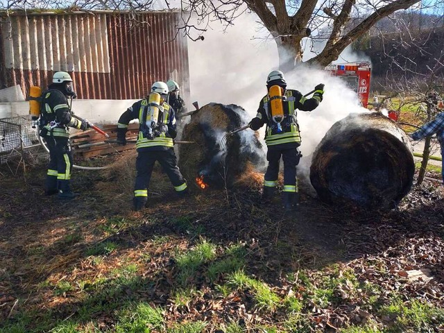 Feuerwehreinsatz wegen brennender Rundballen bei Amoltern am Dienstagnachmittag.  | Foto: Feuerwehr Endingen