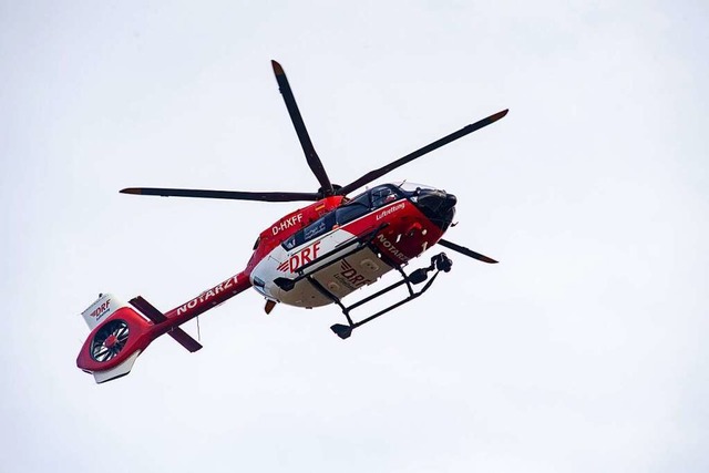 Mit einem Rettungshubschrauber wurde d... Spezialklinik nach Tbingen geflogen.  | Foto: Stefan Sauer (dpa)