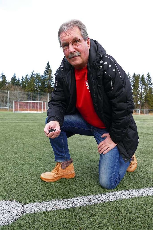 TuS-Vorsitzender Norbert Plum ist froh...tz am Waldstadion saniert werden soll.  | Foto: Stefan Limberger-Andri