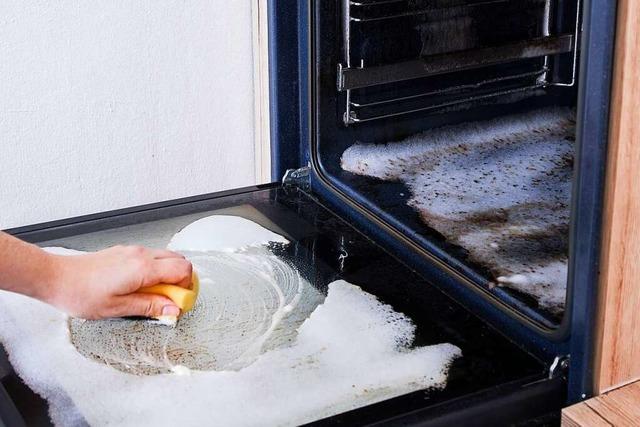 Lifehack-Check fürs Putzen in der Küche: Backofen mit Zitronenscheiben reinigen?