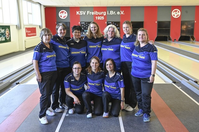 Alle Zehne: Die Keglerinnen des DKC Wa...liga. In der Mitte sitzend: Linda Lang  | Foto: Achim Keller