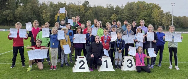 FSJ-lerin Cora Nussbaumer (vorn) train...et die jungen Sportler zu Wettkmpfen.  | Foto: Lg Hohenfels