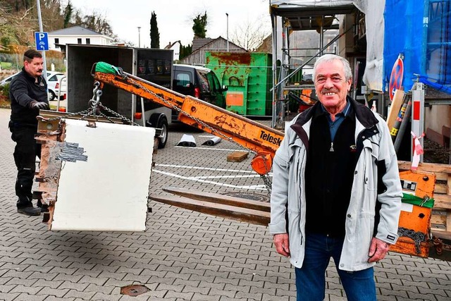 Geschafft: Eines der tonnenschweren Te...leiter Rudolf Schartel hat gut lachen.  | Foto: Heinz und Monika Vollmar