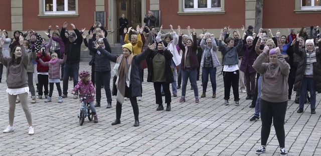 Beim Projekt &#8222;One Billion Rising...eiligten sich rund 80 Teilnehmerinnen.  | Foto: Volker Mnch