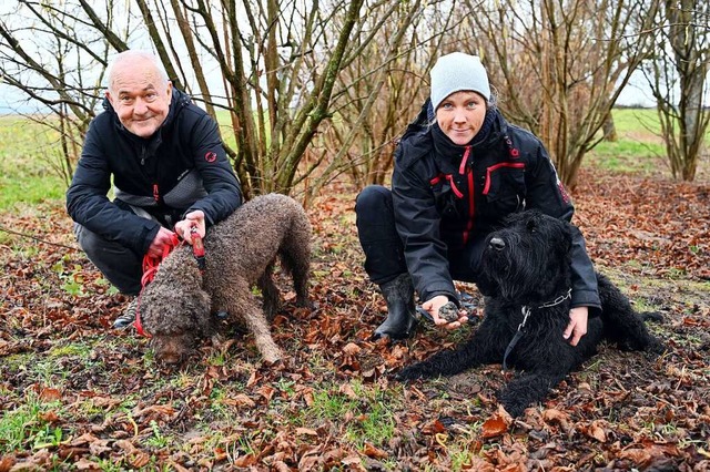 Tino Schneider (links) und Hund Flix gemeinsam mit Andrea Braun und Hund Kara   | Foto: Thomas Kunz