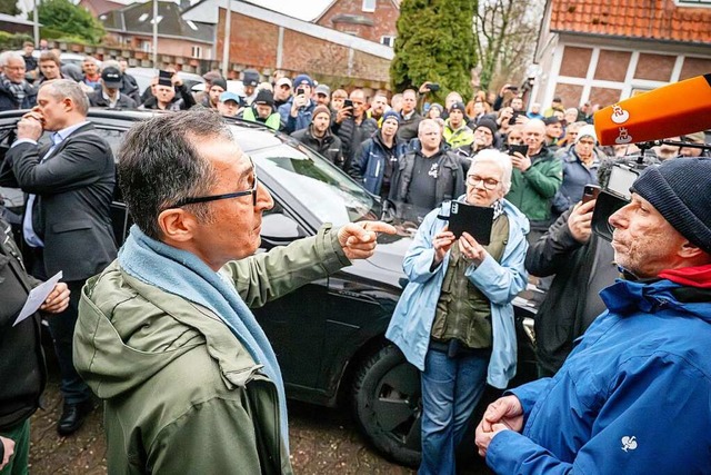 Cem zdemir (Bndnis 90/Die Grnen, li...t, bei einer Diskussion mit Landwirten  | Foto: Sina Schuldt (dpa)