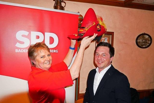 Die SPD von Wehr verleiht dem Landtagsabgeordneten Sascha Binder der Struve-Hut