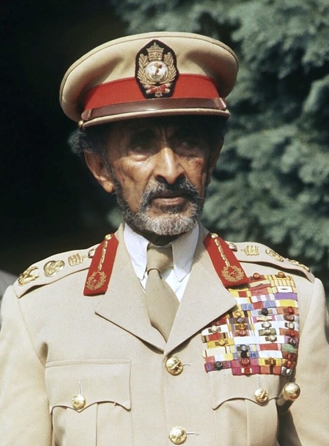 thiopiens Kaiser Haile Selassie (link...und Pilot Ludwig Weber flog ihn damit.  | Foto: Heinrich Sanden