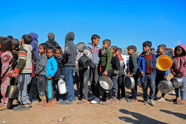 Palstinensische Kinder  stehen in Rafah fr Hilfsgter an.  | Foto: Rizek Abdeljawad (dpa)