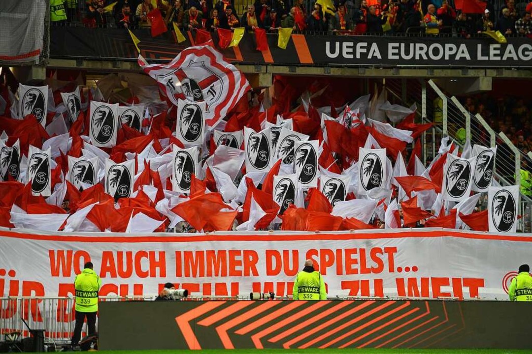 Auch die Fans des SC Freiburg sorgen m...n fr Stimmung im Stadion des RC Lens.  | Foto: Achim Keller