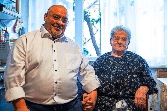Daniele Maula mit seiner 98-jhrigen G...sorgungen hilft, wohnt gleich nebenan.  | Foto: Alexandra Gnzschel