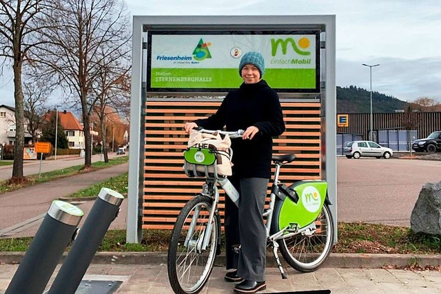 Mit dem Rad vor der Mobilittsstation an der Sternenberghalle in Friesenheim  | Foto: Tara Grosser