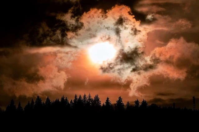 Tolles Wolkenspiel ber dem Langenhard  | Foto: Reinhard Pelzer