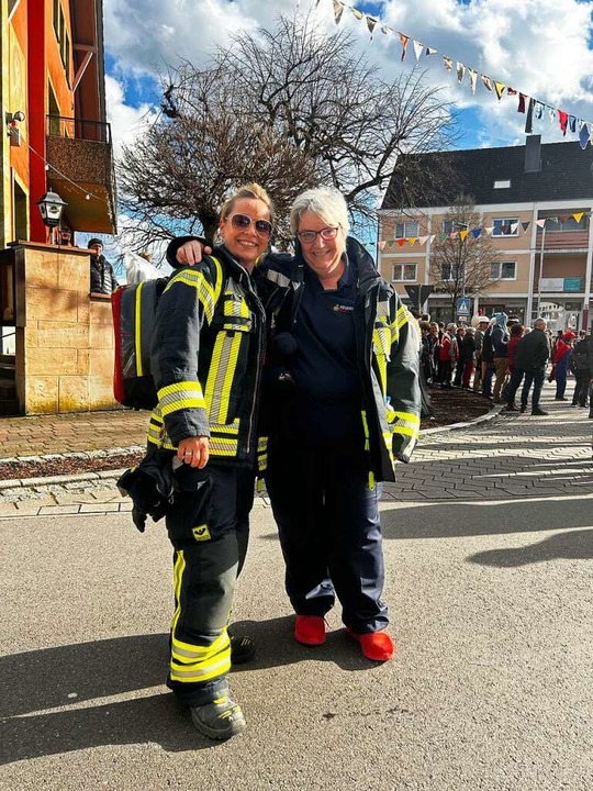Jessica Kolb (links) und  Ella Leibing beim ersten Einsatz  | Foto: Feuerwehr Rust