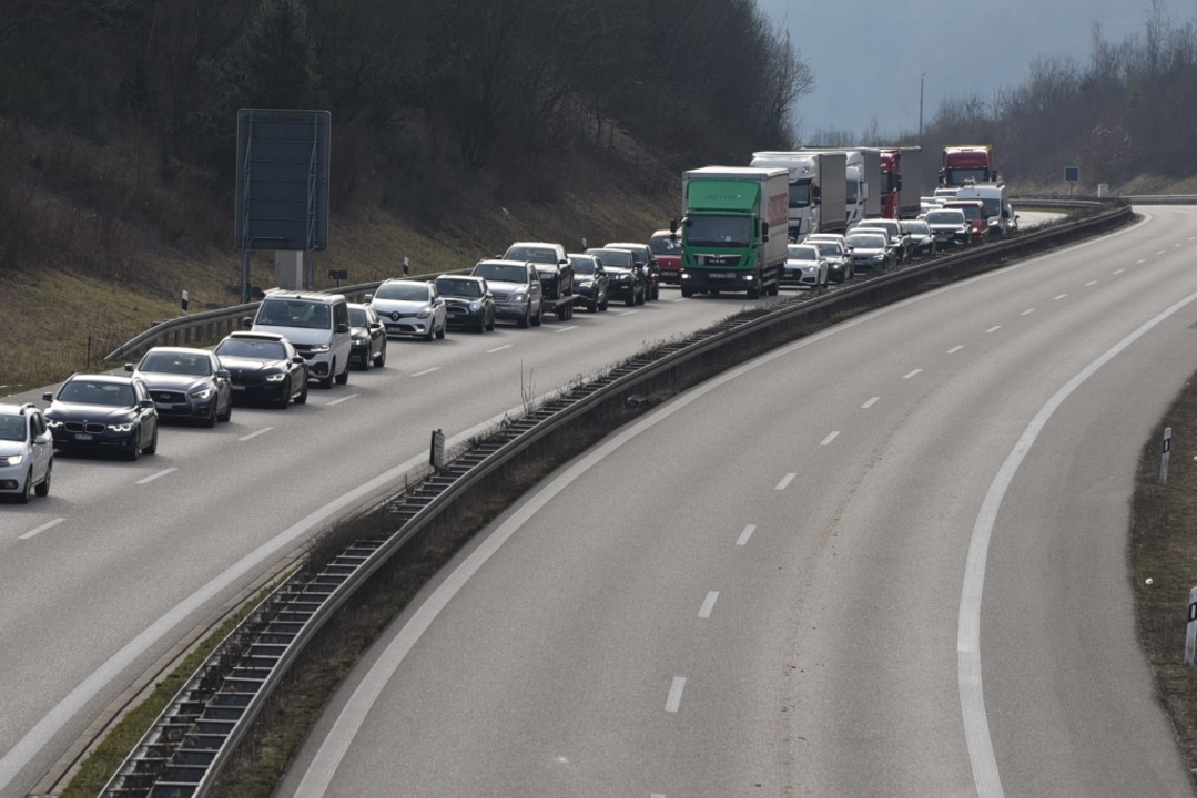 Auf der Autobahn Richtung Lrrach braucht man nach wie vor Geduld.  | Foto: Jonas Gnther