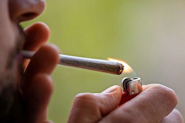 Ein Mann zndet sich einen Joint an. C...Cannabis-Legalisierung mglich werden.  | Foto: Hannes P Albert (dpa)