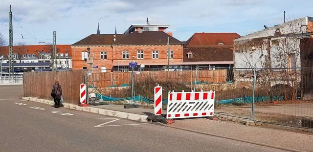 Ein Bretterzaun verdeckt das schon vor...hemaligen Diskothek Inside am Bahnhof.  | Foto: Gerhard Walser